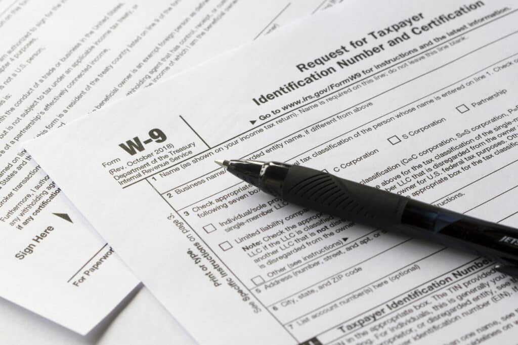 W8 vs W9 Tax Forms: Which One Do You Need as an American Expat? 